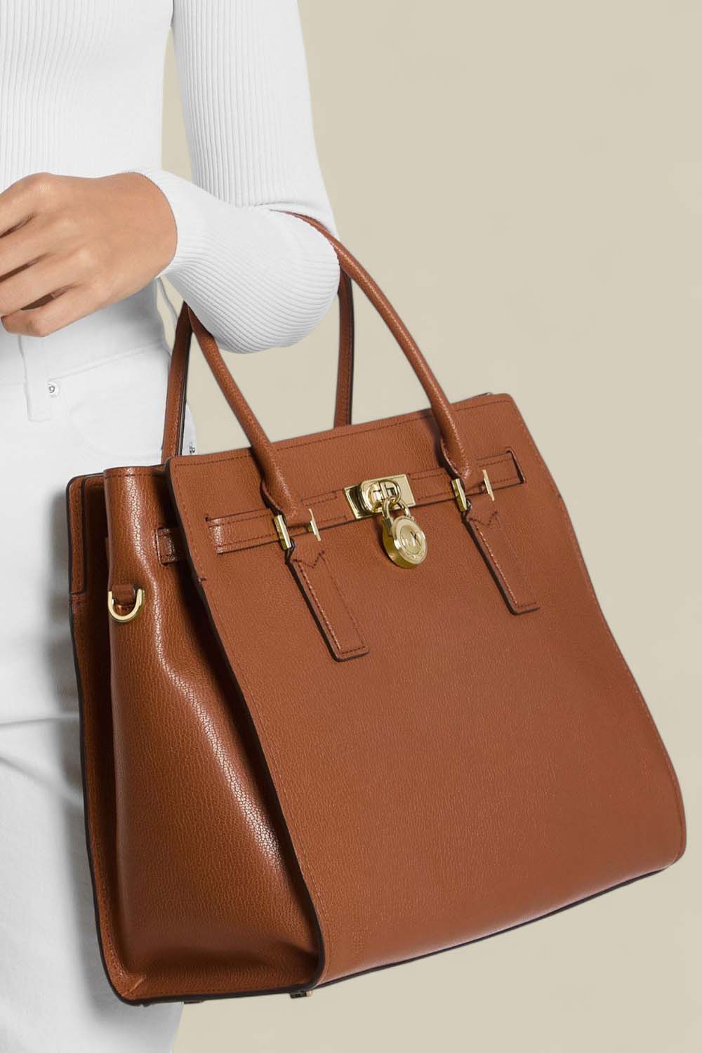 תמונת כל הלוק של תיק נשיאה סאטצ'ל לארג'